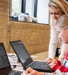 Elever og lærer med computere