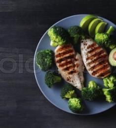 Kylling med grøntsager på en tallerken. 