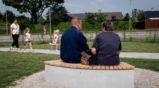 Lyttebænk ved det grønne strøg