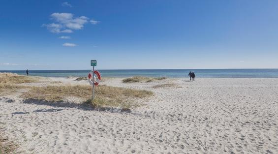 Strand og blå himmel.