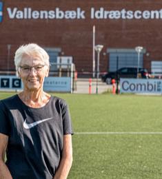 ældre kvinde i Nike-tshirt står foran Vallensbæk Idrætscenter