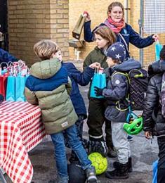 Kultur- & Borgerhuset uddeler aktivitetsposer i skolegården. 