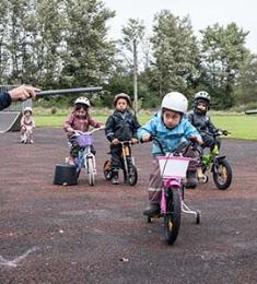 Børnehavebørn i Pileparken øver sig på cykel.