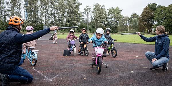 Børnehavebørn i Pileparken øver sig på cykel.