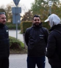 Jonas Dall og Fuat Gümüş taler med en ung dreng udenfor Vallensbæk Rådhus.