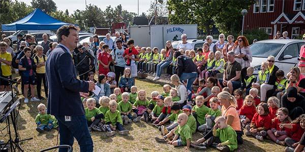 Borgmester Henrik Rasmussen holder tale for børn og ældre.