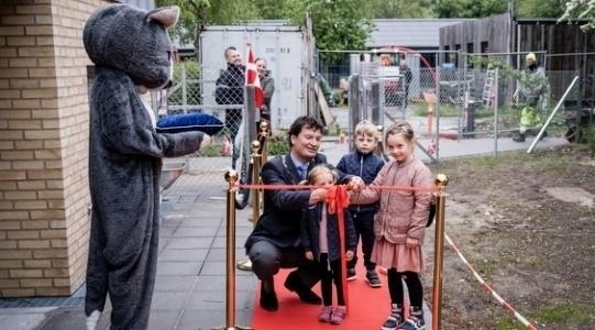 Borgmesteren klipper snoren til det nye Birkely med to børn.