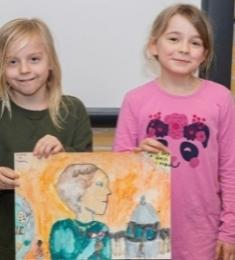 Casper og Isabella viser deres maleri.