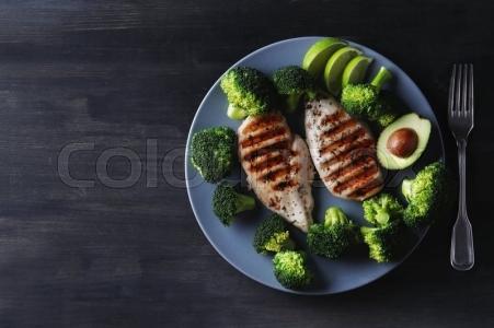 Kylling med grøntsager på en tallerken. 