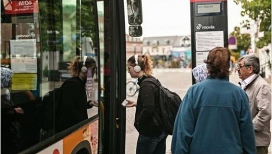 Tre passagerer på vej ind i en bus