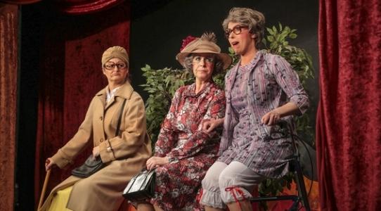 Tre personer klædt ud som gamle damer