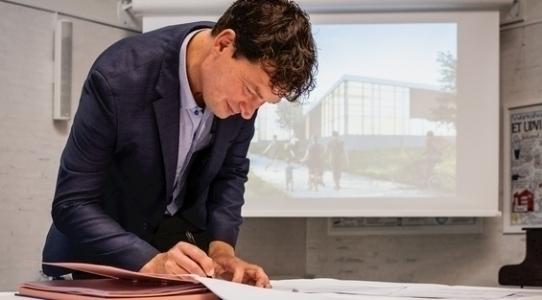 Borgmester, Henrik Rasmussen, underskriver kontrakten på den nye svømmehal.
