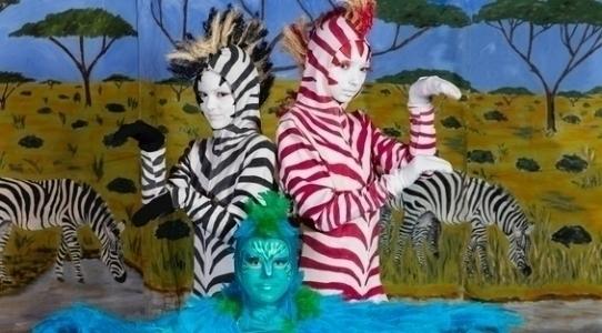 Tre personer klædt ud som zebraer