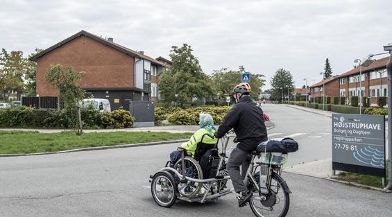 Borger i kørestol på cykeltur.