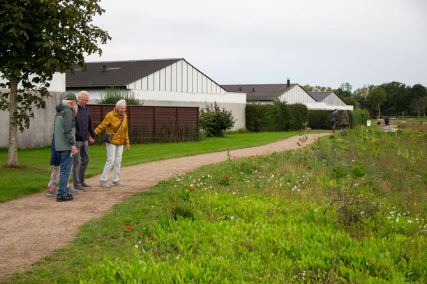 To ældre par står på grussti og kigger ud over det nye grønne Parkbånd